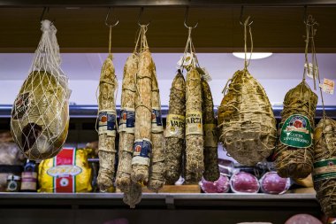 7 Haziran 2018, Milan, İtalya: vitrinler ve Wagner piyasada birçok ürün yelpazesine peynirler, et, sebze ve deniz ürünleri ile Milan raflar