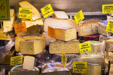 7 Haziran 2018, Milan, İtalya: vitrinler ve Wagner piyasada birçok ürün yelpazesine peynirler, et, sebze ve deniz ürünleri ile Milan raflar