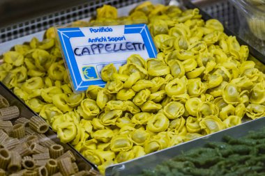 7 Haziran 2018, Milan, İtalya: vitrinler ve Wagner piyasada birçok ürün yelpazesine peynirler, et, sebze ve deniz ürünleri ile Milan raflar