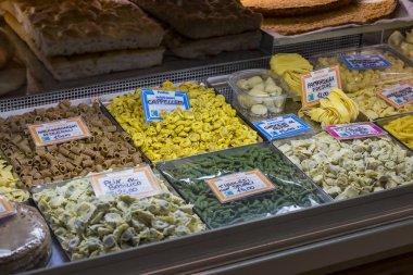 7 Haziran 2018, Milan, İtalya: vitrinler ve Wagner piyasada birçok ürün yelpazesine peynirler, et, sebze ve deniz ürünleri ile Milan raflar