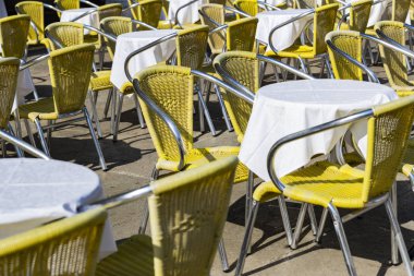 Bir restoranda sıralar dolusu masa ve sandalyeler.