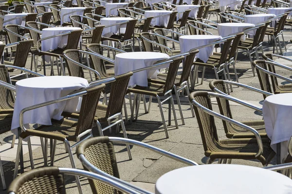 Γραμμές Από Τραπέζια Και Καρέκλες Στο Δρόμο Ένα Εστιατόριο — Φωτογραφία Αρχείου