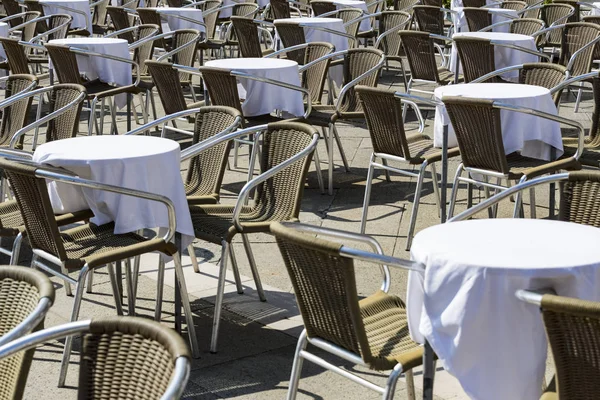 Řady Stolů Židlí Ulici Restauraci — Stock fotografie