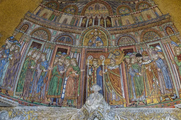 รายละเอ ยดของการตกแต งภายในของโบสถ เซนต มาร คในเวน — ภาพถ่ายสต็อก