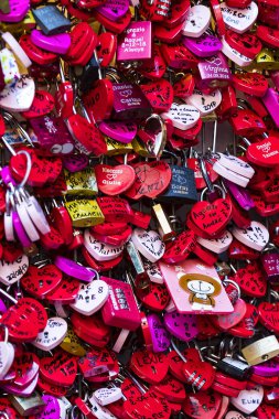 Verona, İtalya - Eylül 4:Locks ve Romeo ve Juliet için sonsuz aşk turist için bir istek ile notlar.