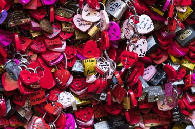 Verona, İtalya - Eylül 4:Locks ve Romeo ve Juliet için sonsuz aşk turist için bir istek ile notlar.