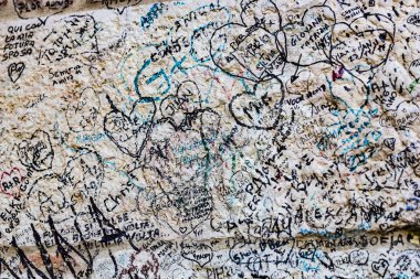 Verona, İtalya - Eylül 4:Locks ve Romeo ve Juliet için sonsuz aşk turist için bir istek ile notlar.