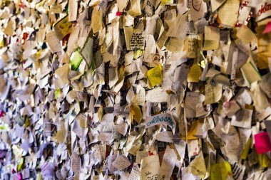 Verona, İtalya - Eylül 4:Locks ve Romeo ve Juliet için sonsuz aşk turist için bir istek ile notlar.