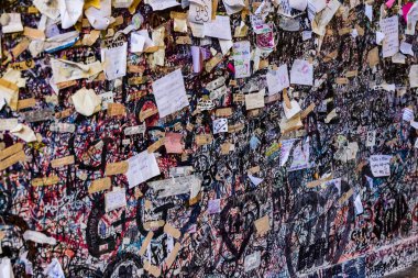 Verona, İtalya - Eylül 4:Locks ve Romeo ve Juliet için sonsuz aşk turist için bir istek ile notlar.