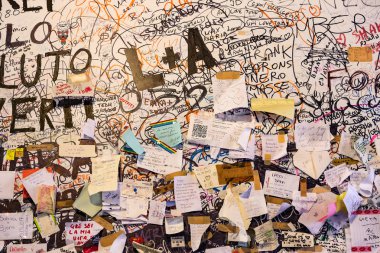 Verona, İtalya - Eylül 4:Locks ve Romeo ve Juliet için sonsuz aşk turist için bir istek ile notlar.