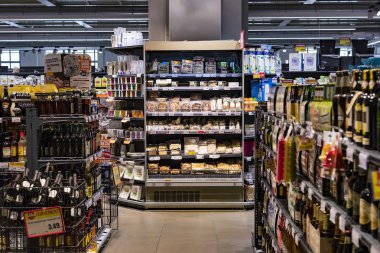Verona, İtalya - 4 Eylül: raf ve raf ürünleri içecekler ve Spar süpermarkette malları ile.