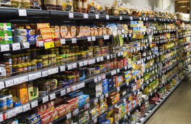 Verona, İtalya - 4 Eylül: raf ve raf ürünleri içecekler ve Spar süpermarkette malları ile.