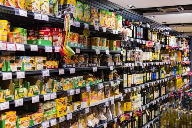 Verona, İtalya - 4 Eylül: raf ve raf ürünleri içecekler ve Spar süpermarkette malları ile.