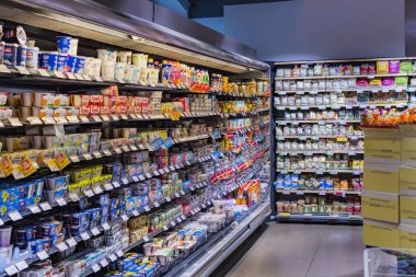 Verona, İtalya - 4 Eylül: raf ve raf ürünleri içecekler ve Spar süpermarkette malları ile.