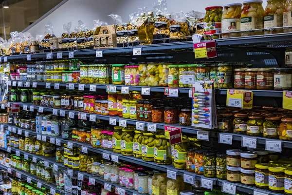 Verona Itália Setembro Prateleiras Prateleiras Com Produtos Bebidas Mercadorias Supermercado — Fotografia de Stock