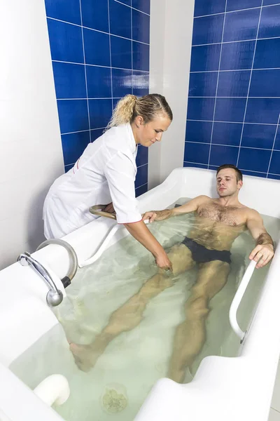 Den Unge Mannen Förfarandet Den Whirlpool Hydrobath — Stockfoto