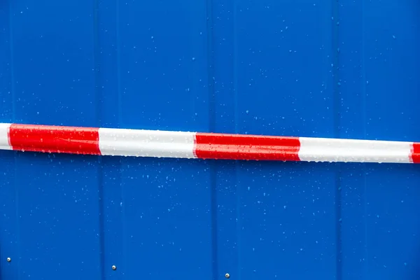 Cinta Advertencia Roja Blanca Sobre Fondo Acero Azul —  Fotos de Stock