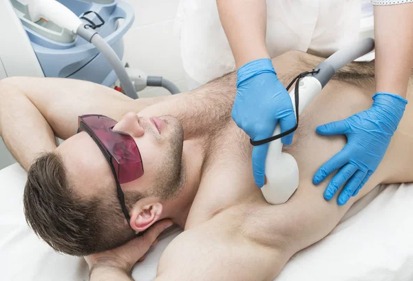 Mannen Tillvägagångssättet Laser Hårborttagning Skönhetssalongen — Stockfoto