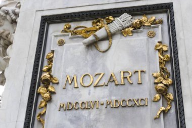 Mozart anıtının mimari unsurları 1896 'da Avusturya' da oluşturuldu..