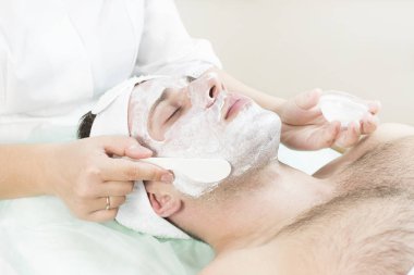 adam maske kozmetik prosedür spa salonda 