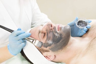 adam maske kozmetik prosedür spa salonda 