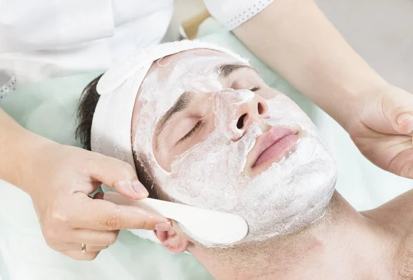 Uomo Nella Procedura Cosmetica Maschera Nel Salone Spa — Foto Stock