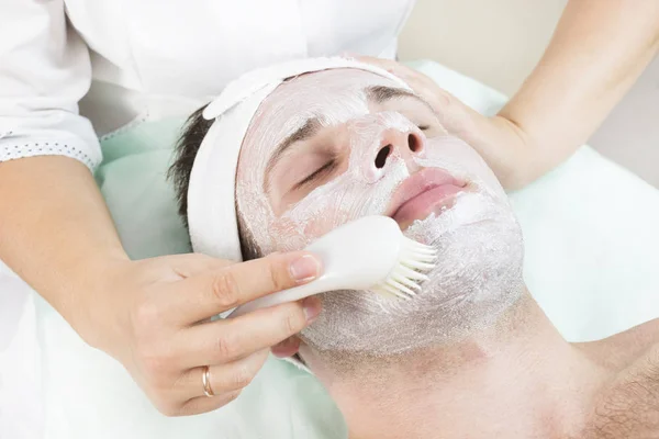 Homme Dans Masque Procédure Cosmétique Dans Salon Spa — Photo