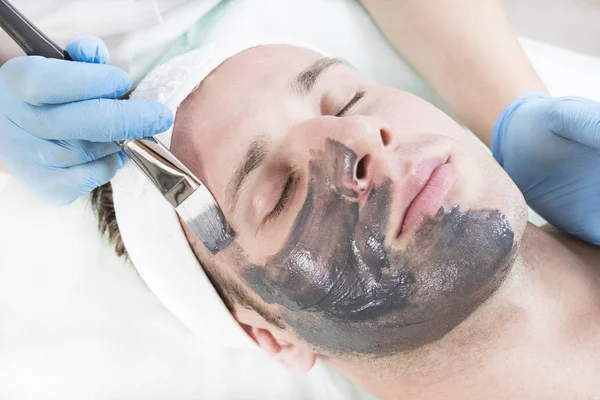 Uomo Nella Procedura Cosmetica Maschera Nel Salone Spa — Foto Stock