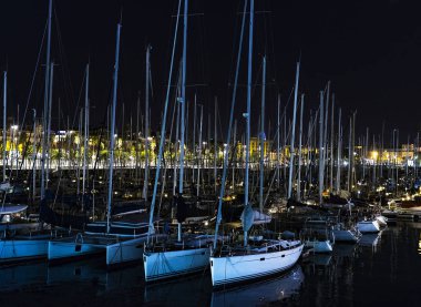 Catalonia Barcelona gece limanda Yatlar.