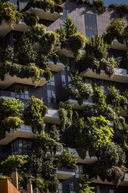 Milan, İtalya - 6 Haziran 2018: Bosco Verticale.Two modern binalar tasarım ve ekoloji şehir merkezinde 1000 ağaç orman ile kombine.