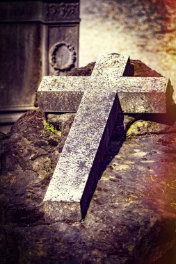 MILAN, İTALYA - 6 Haziran 2018 Milano 'daki anıtsal mezarlığın mezarlarında yas heykelleri. 