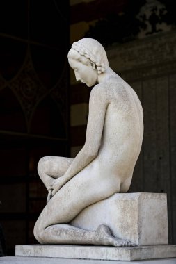 MILAN, İTALYA - 6 Haziran 2018 Milano 'daki anıtsal mezarlığın mezarlarında yas heykelleri. 