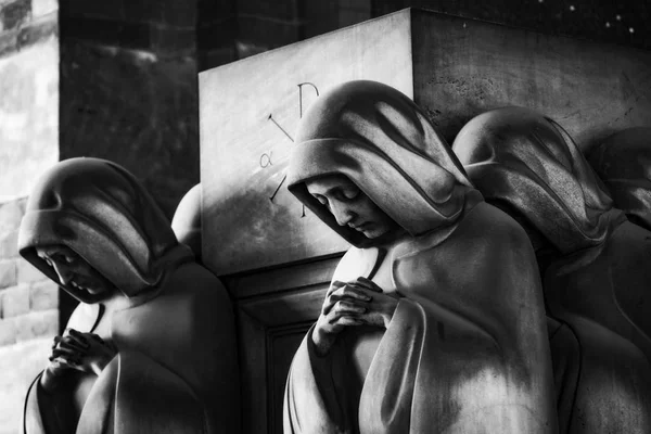 Milan Olaszország 2018 Június Gyászszobrok Milánói Monumentális Temető Sírjánál — Stock Fotó