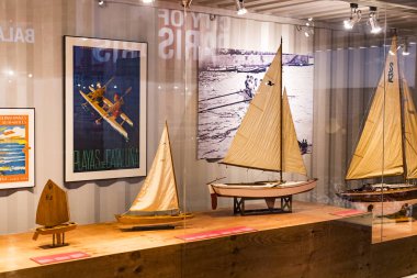 Barcelona, İspanya - 11 Ocak 2018: Expositions Deniz Müzesi'nde bulunan bina güvenleri ve Port Vell bölgesinde Deniz Kolordu eski gemi limanda şehrin içinde. 