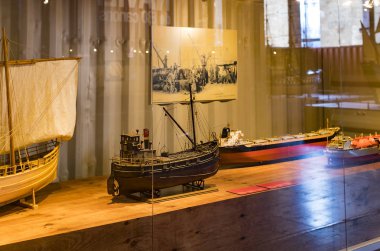 Barcelona, İspanya - 11 Ocak 2018: Expositions Deniz Müzesi'nde bulunan bina güvenleri ve Port Vell bölgesinde Deniz Kolordu eski gemi limanda şehrin içinde. 