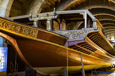 Barcelona, İspanya - 11 Ocak 2018: Expositions Deniz Müzesi'nde bulunan bina güvenleri ve Port Vell bölgesinde Deniz Kolordu eski gemi limanda şehrin içinde. 