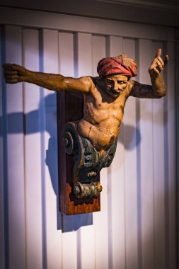 Barcelona, İspanya - 11 Ocak 2018: Expositions Deniz Müzesi'nde bulunan bina güvenleri ve Port Vell bölgesinde Deniz Kolordu eski gemi limanda şehrin içinde. 