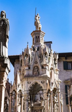 Kangrande della Scala Verona Türbesi unsurları.