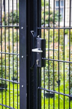 Kapıdaki kafes kapı kapat