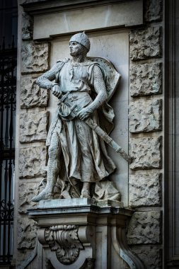 Avusturya Milli Kütüphanesi cephe süsleyen heykeller