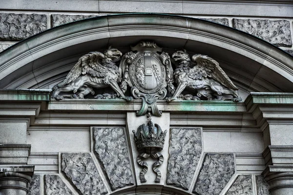 Avusturya Milli Kütüphanesi cephe süsleyen heykeller