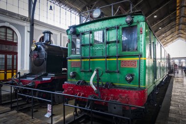 MADRID, İspanya - 27 Mart 2018: Madrid 'deki demiryolu müzesindeki tren kompartımanının iç vagonları. 