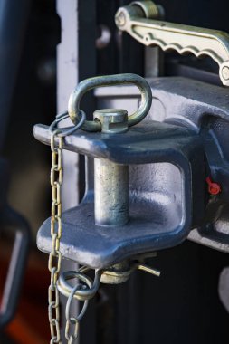 Büyük metal hitch vurdu yeni traktör yakın çekim için.