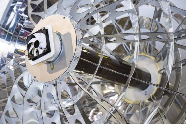 Temiz güneş enerjisi elde etmek için güneş enerjisi sistemleri.