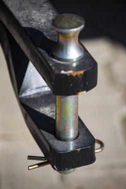 Büyük metal hitch vurdu yeni traktör yakın çekim için.