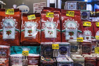 Budapeşte, Macaristan - 6 Eylül 2018: Budapeşte, sosis, kırmızı biber Hediyelik eşya alımı için turist ziyaret yeri büyük merkezi Pazar. 