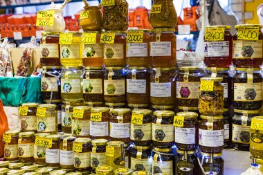 Budapeşte, Macaristan - 6 Eylül 2018: Budapeşte, sosis, kırmızı biber Hediyelik eşya alımı için turist ziyaret yeri büyük merkezi Pazar. 