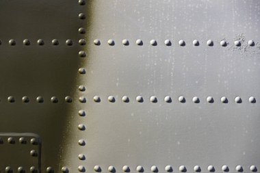 Askeri teçhizat yakın çekim metalden dokusuna vurdu.