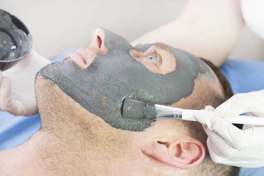 adam maske kozmetik prosedür spa salonda. 