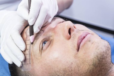 adam maske kozmetik prosedür spa salonda. 